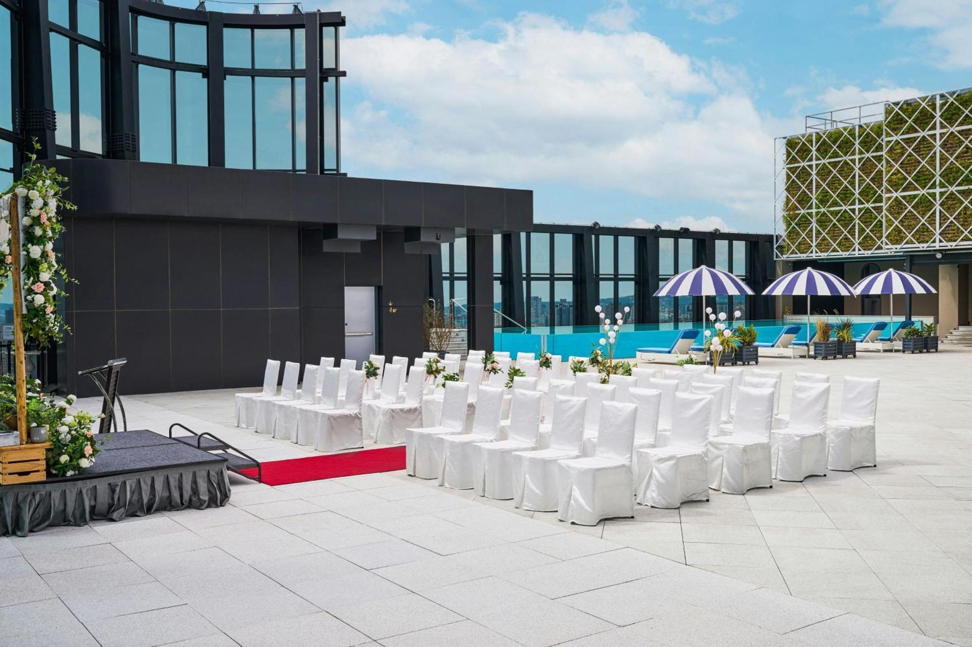 Le Meridien Ταϊχούνγκ Εξωτερικό φωτογραφία The rooftop pool at the hotel