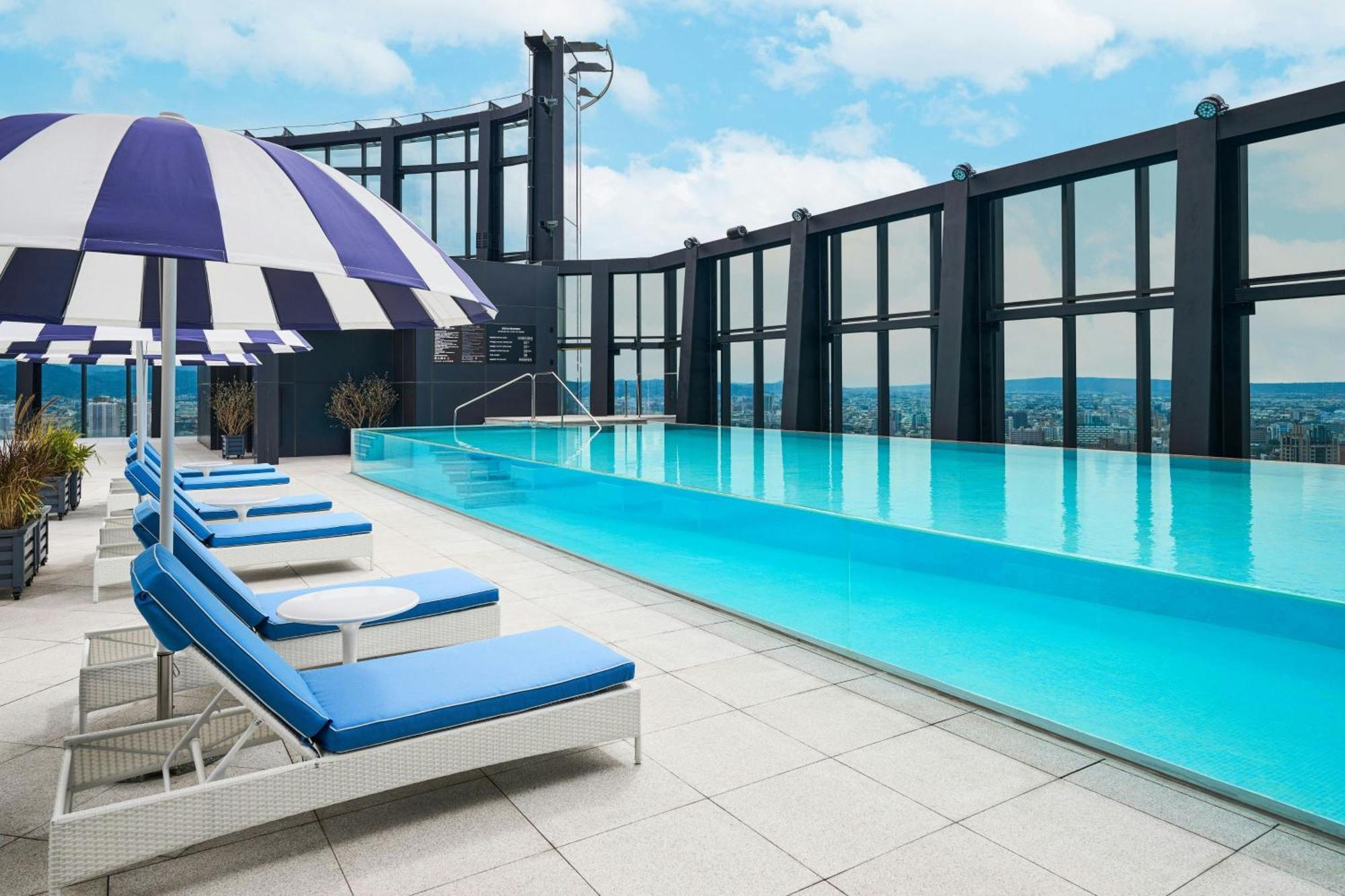 Le Meridien Ταϊχούνγκ Εξωτερικό φωτογραφία The rooftop pool at The Westin