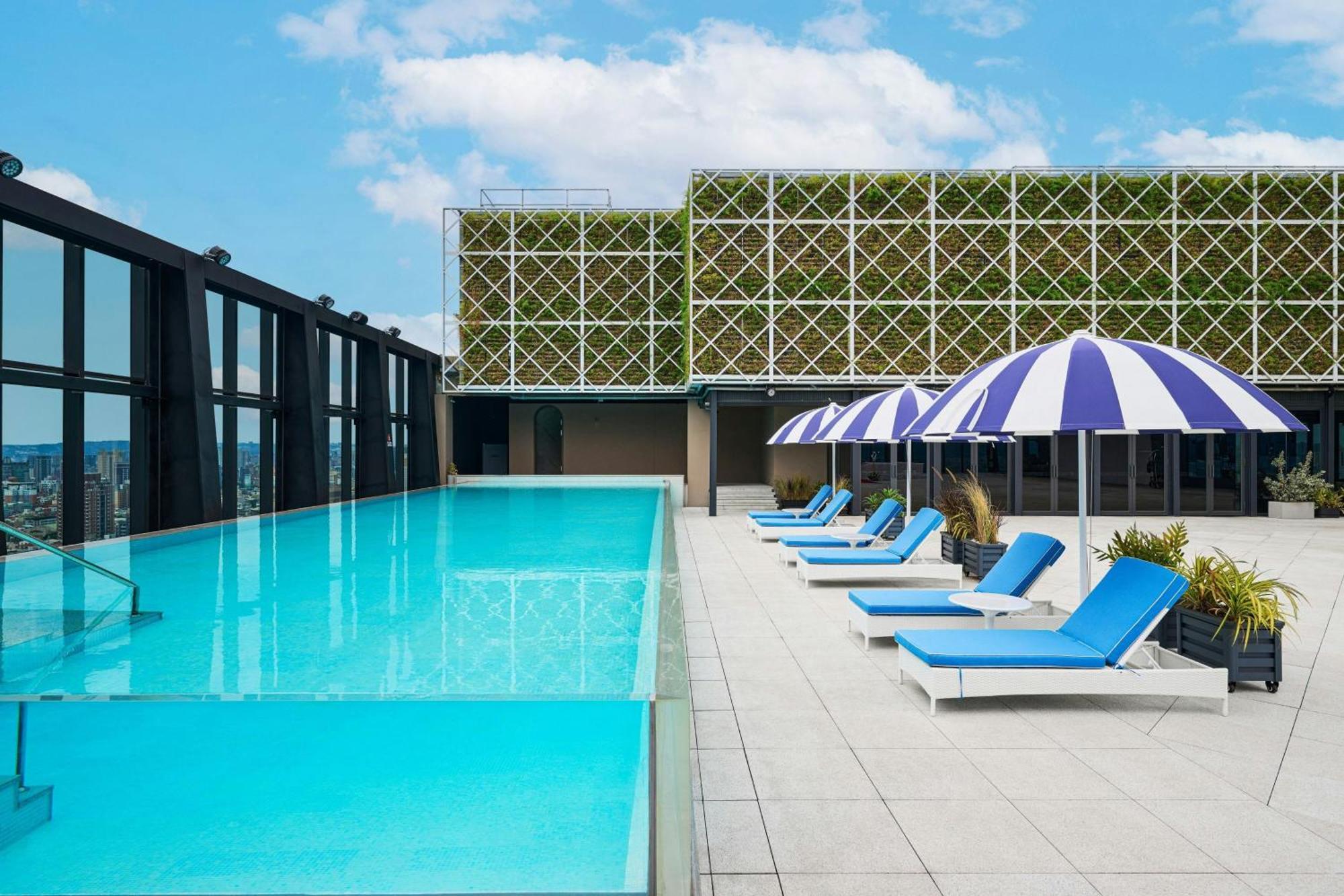 Le Meridien Ταϊχούνγκ Εξωτερικό φωτογραφία Rooftop pool at The Standard East Village