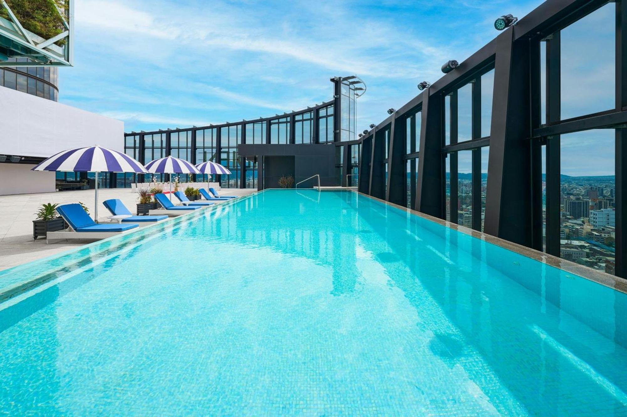 Le Meridien Ταϊχούνγκ Εξωτερικό φωτογραφία The rooftop pool at the hotel